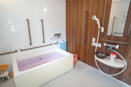 安全な手すり付き浴室