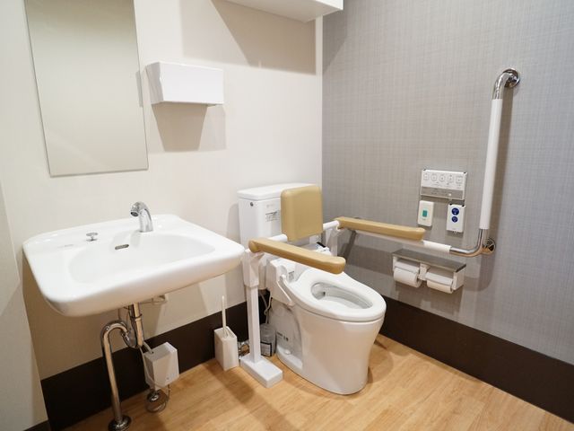 バリアフリー対応トイレ トイレ 手すりが設置された清潔なトイレです。安心してご使用いただける設計になっております。