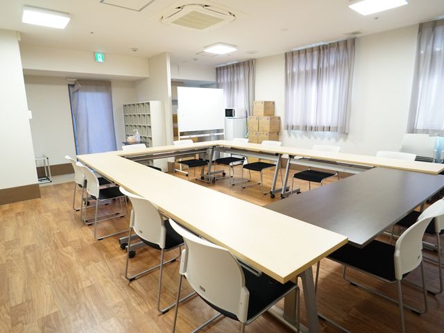 広々とした会議室 共有スペース 広々とした空間で会議や研修に最適な多目的室です。様々なシーンに合わせてレイアウトの変更が可能です。