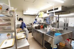 料理準備中のキッチン