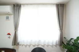 窓とカーテンの居室部分
