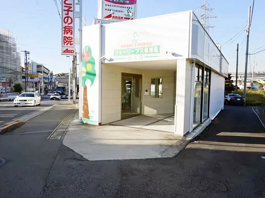 白い建物の外観  