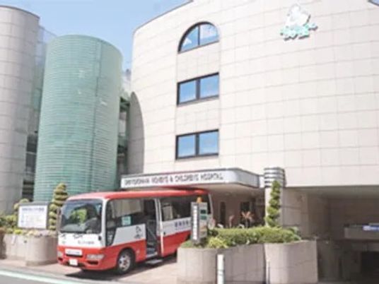 建物前にバスが停車する外観  
