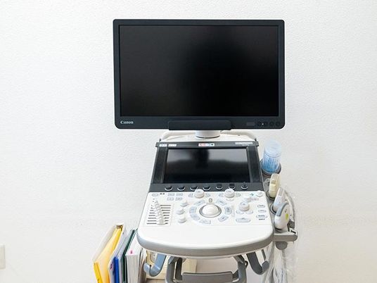 機器とモニターのある室内  