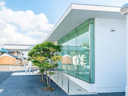 明るい建物の外観  