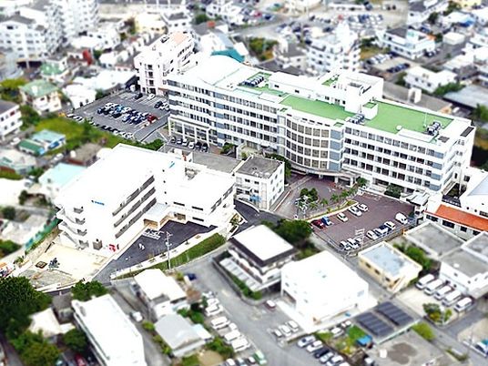 病院のような施設外観  