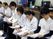 白衣で座る職員たちの休憩室  