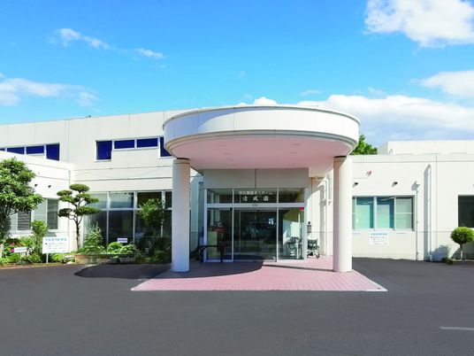 明るい正面玄関  
