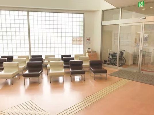 椅子が並ぶロビー  