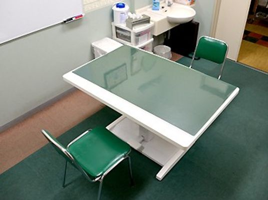 会議用のテーブルと椅子の部屋  