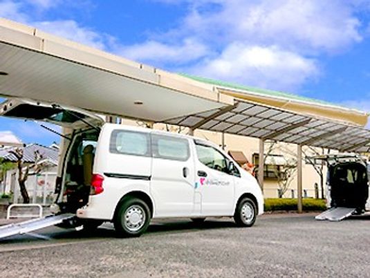 送迎車と車寄せ外観  