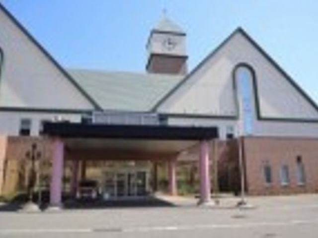 車寄せのある外観 外観 広々としたエントランスと車寄せが特徴の施設です。開放感のある設計が魅力的です。