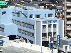 青い外観の建物  