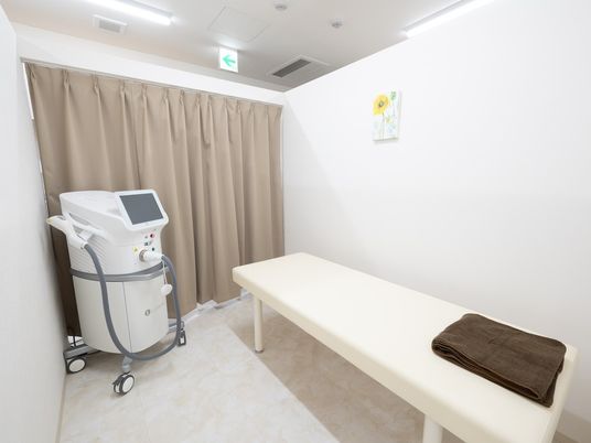 機器と施術台の機能訓練室  