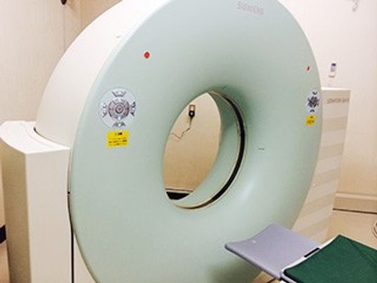 大きな医療機器のある室内  