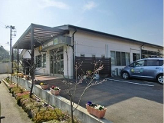 施設の明るい外観
