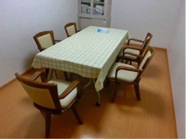 テーブルと椅子の配置 相談室 ゆったりとした食堂での食事は、入居者のコミュニケーションの場ともなっています。
