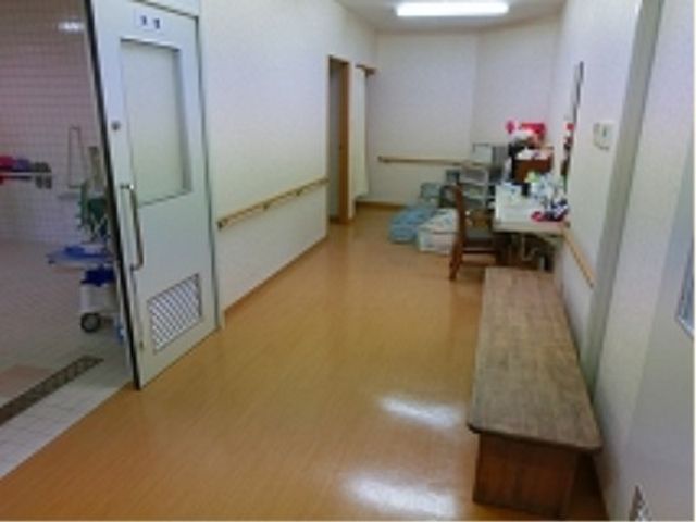 広々とした清潔な廊下 館内環境 床がきれいに保たれた廊下は、明るく開放的な雰囲気です。動線に広さを確保し、日々の活動がスムーズに行える設計となっております。