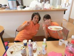 笑顔のスタッフと食事