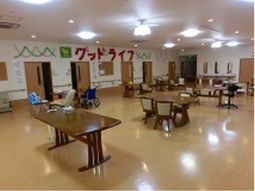 広々とした明るい食堂空間