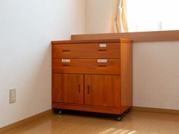 木製収納家具と部屋の一角