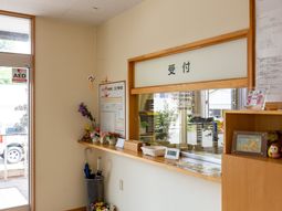 受付と掲示物のある空間