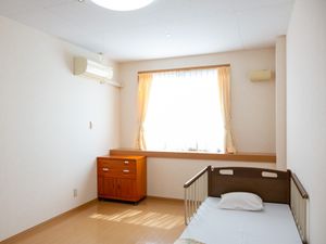 居室のベッドと家具