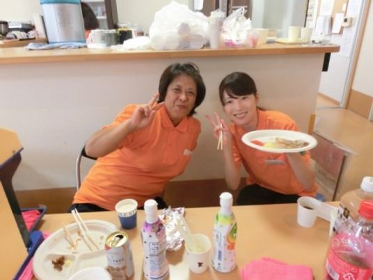 笑顔でポーズするスタッフ２人