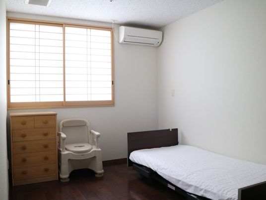 明るい個室の居室