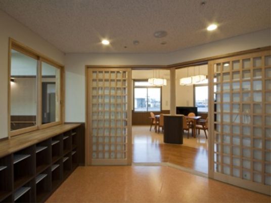 和風の明るい居室入口