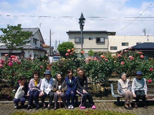 中庭にいる人々