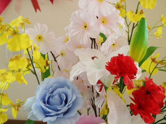 色とりどりの花々の飾り