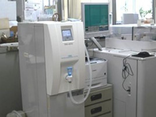 機器が並ぶ浴室  