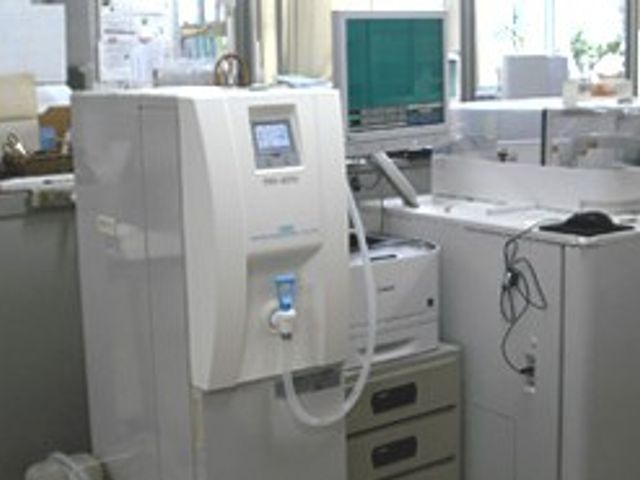 機器が並ぶ浴室 浴室   機器が設置された清潔な浴室です。明るい窓際に設備が整い、落ち着いて介助しやすい印象です。