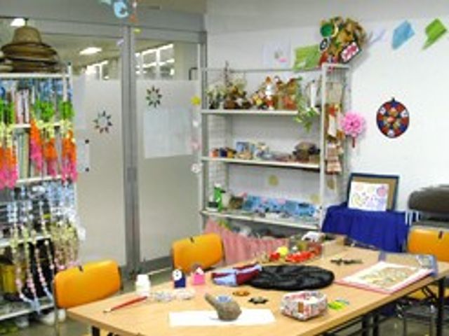 飾り棚のある多目的室 多目的室   工作や飾り付けを楽しめそうな明るい空間です。机まわりには季節の飾りが並び、活動の様子が伝わります。