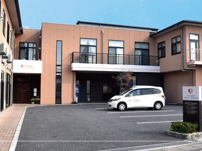 駐車場付きの建物外観