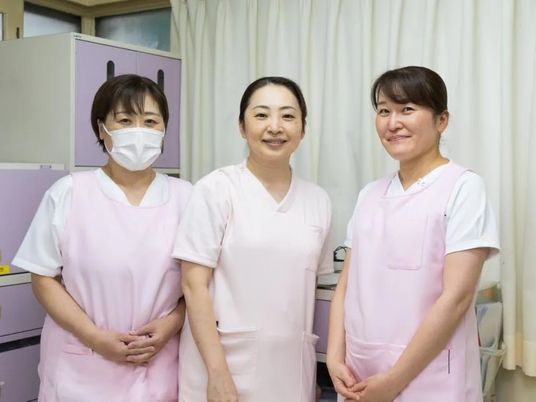笑顔のスタッフ3人の休憩室  