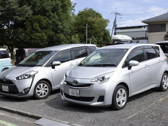 送迎車が並ぶ駐車場  