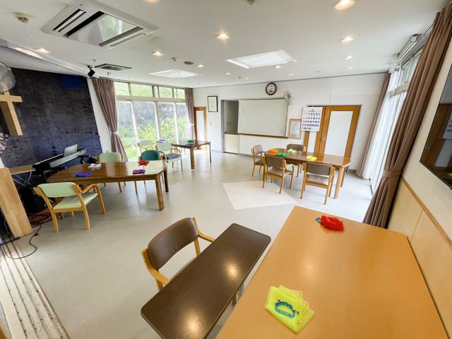 自然光あふれるラウンジ ラウンジ 広々としたスペースで、自然光が差し込む明るいラウンジです。机と椅子が配置され、ゆったり過ごせます。