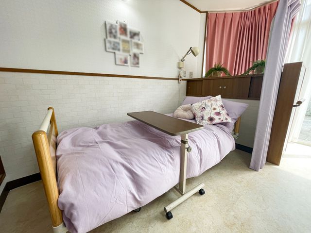 自然光が入る居室 居室 自然光がたっぷり入る居室で、柔らかな色合いの寝具がリラックスした雰囲気を作っています。