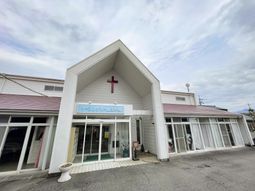 白い建物の外観