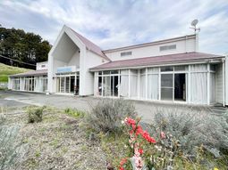 広々とした建物の外観