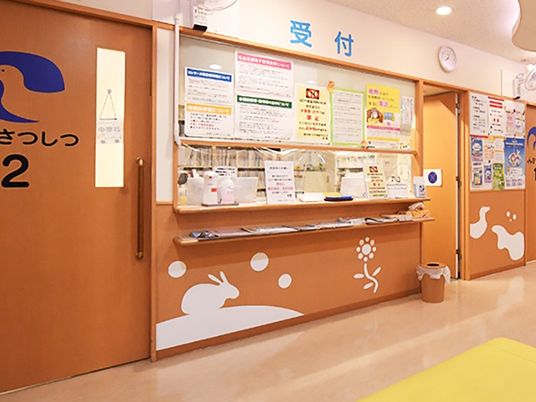 受付カウンターのある廊下  