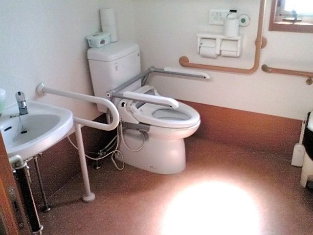 バリアフリートイレの配置 共有トイレ 手すり付きで安全なバリアフリートイレです。日々の生活に安心をお届けします。
