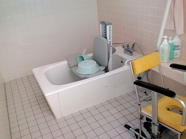 バリアフリー設計の浴室
