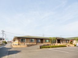 佇む施設の外観