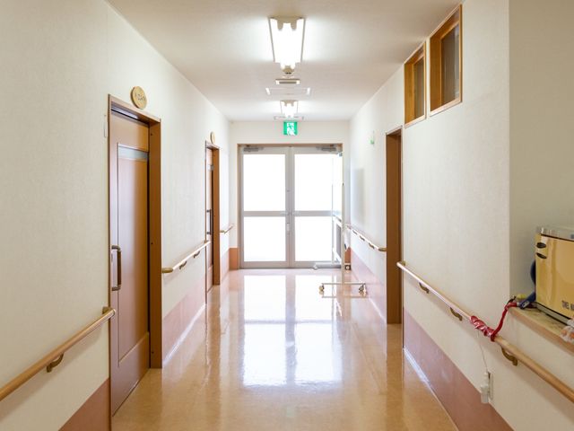 明るい廊下のイメージ 廊下 手すり付きの安全な廊下です。清潔でゆとりのある空間が広がっており、就業に適した環境が整っています。