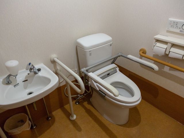 バリアフリートイレ設備 トイレ 手すり完備のトイレスペースは、安全に快適にお過ごしいただけるよう配慮されています。サポートが必要な方も安心してご利用いただけます。