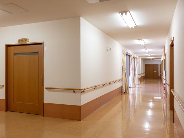 清潔な廊下の様子 廊下 手すりがついており、床の輝きが印象的な廊下です。皆さんが安全に歩けるよう配慮されています。