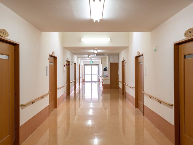 明るく清潔な廊下 廊下 手すりが整備された広々とした廊下です。清潔感があり、安全に配慮された環境でお仕事ができます。